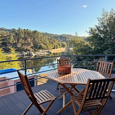 別荘 Riverfront House With Private Deck & Nature Views