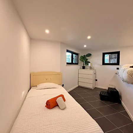 別荘 Riverfront House With Private Deck & Nature Views *