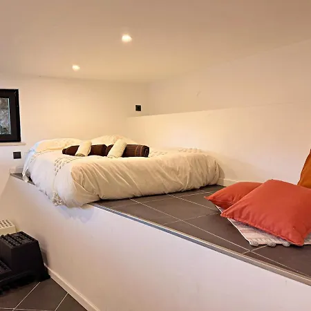 別荘 Riverfront House With Private Deck & Nature Views