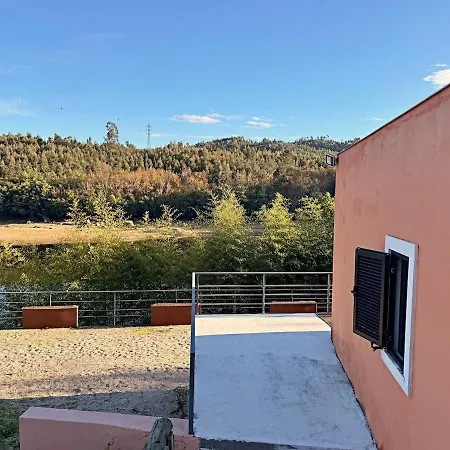 別荘 Riverfront House With Private Deck & Nature Views