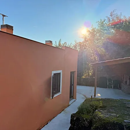 別荘 Riverfront House With Private Deck & Nature Views