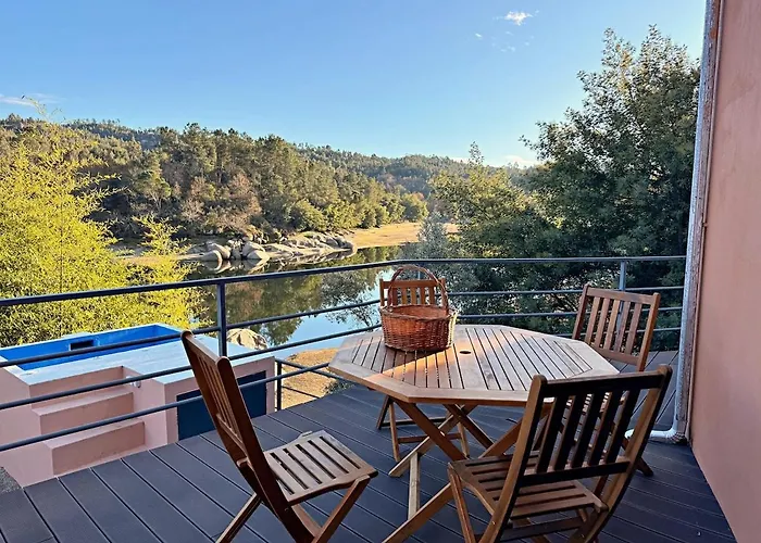 Semesterbostad Riverfront House With Private Deck & Nature Views