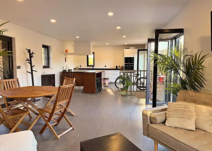 Holiday home Riverfront House With Private Deck & Nature Views *