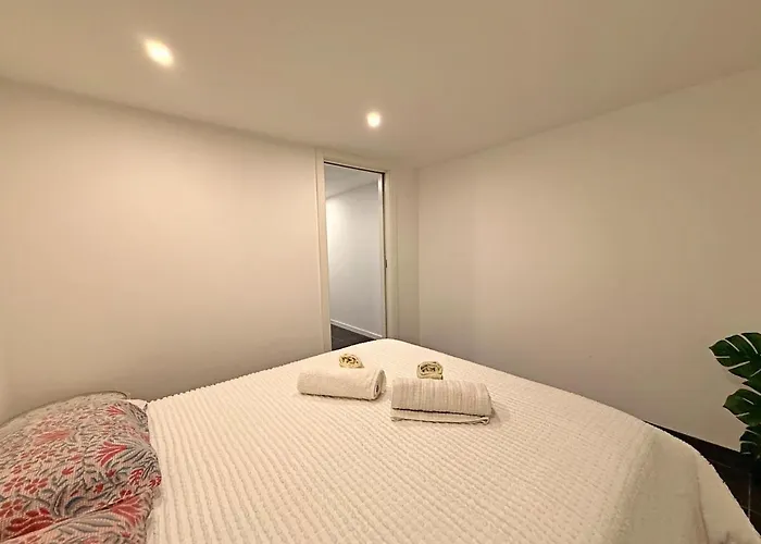 Riverfront House With Private Deck & Nature Views Treixedo