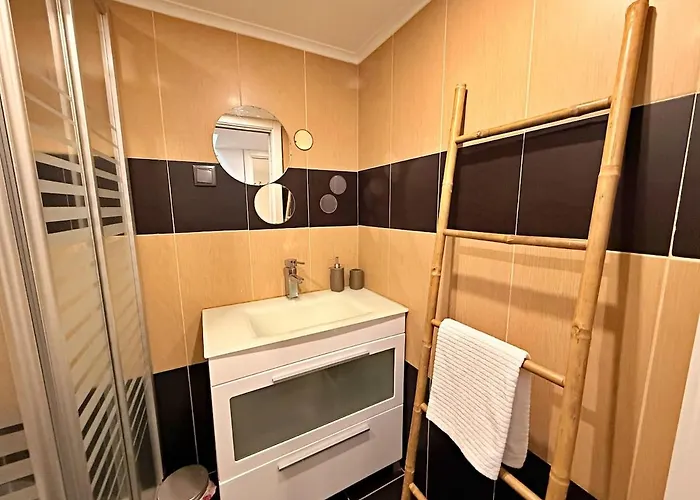 Riverfront House With Private Deck & Nature Views Holiday home