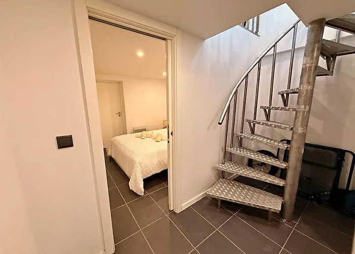 Riverfront House With Private Deck & Nature Views